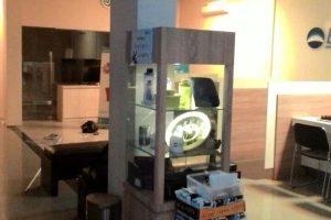 almari display Bank Woori Saudara Kota Malang