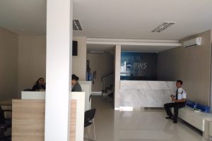 Resepsionis Bank Woori Saudara kota madiun